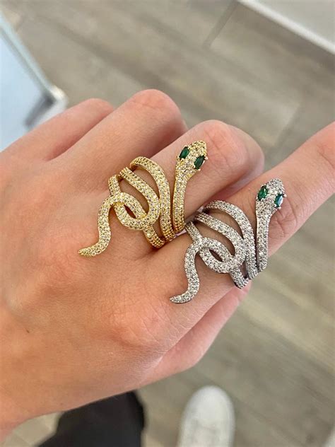 anello prada serpente|ANELLO SERPENTE: COSA RAPPRESENTA E QUALE .